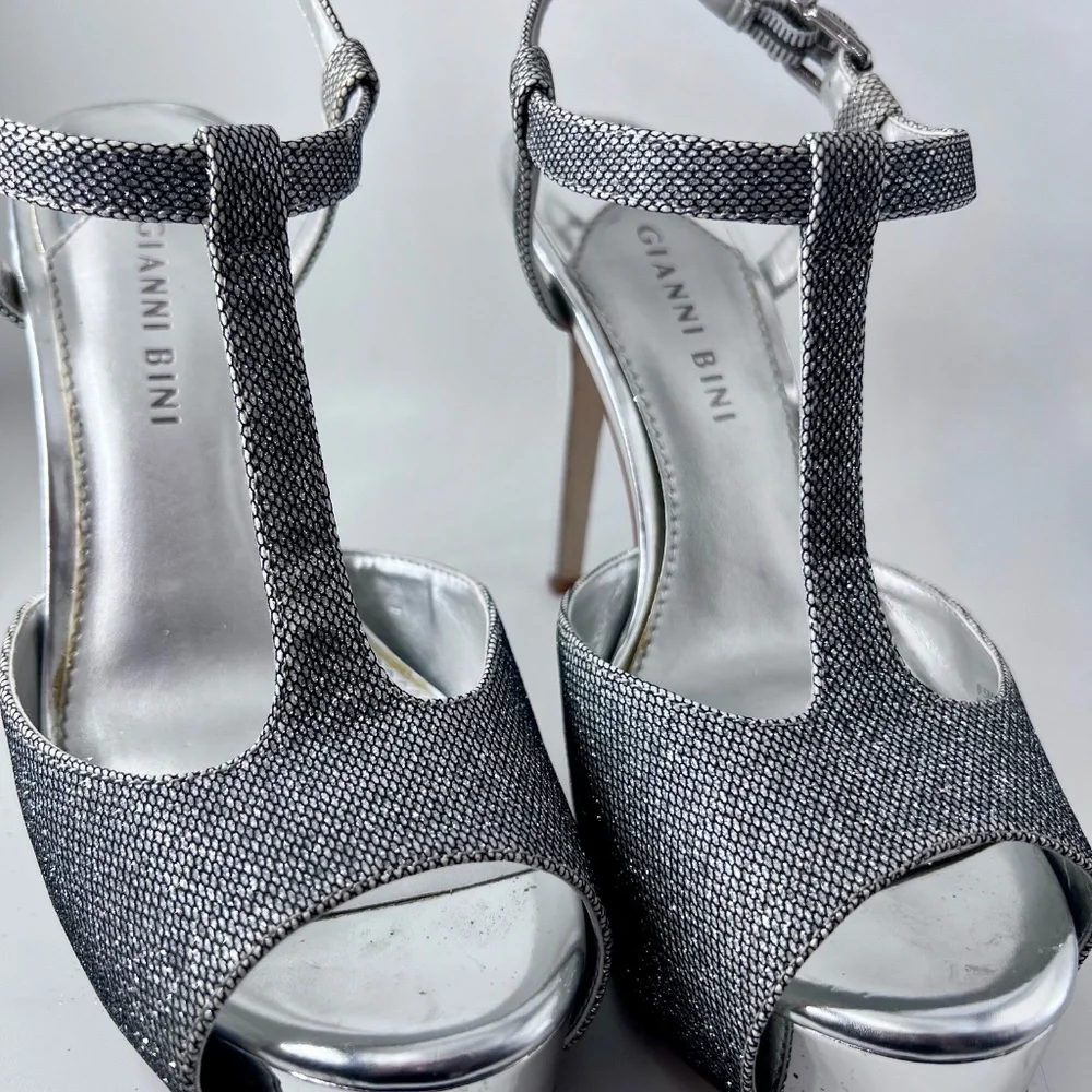 Gianni Bini Metallic Silver Platform Heels. - Picture 4 of 11